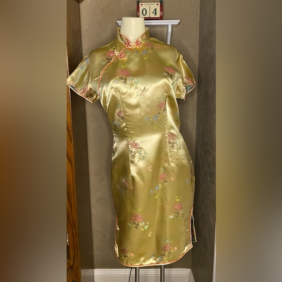 Vintage Chinese Cheongsam Gold Satin Brocade Qipao Embroidered Women’s size 38 - Picture 1 of 16